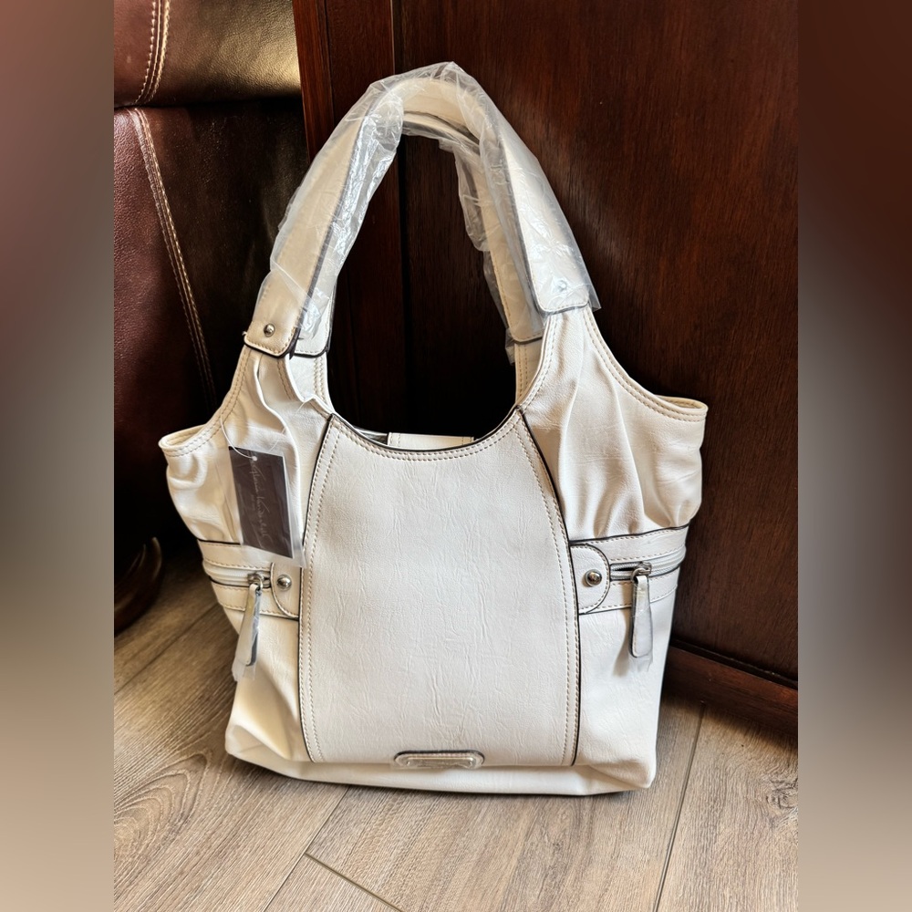 Sale🎉Gloria Vanderbilt White and Silver Shoulder Bag with Slouchy Design